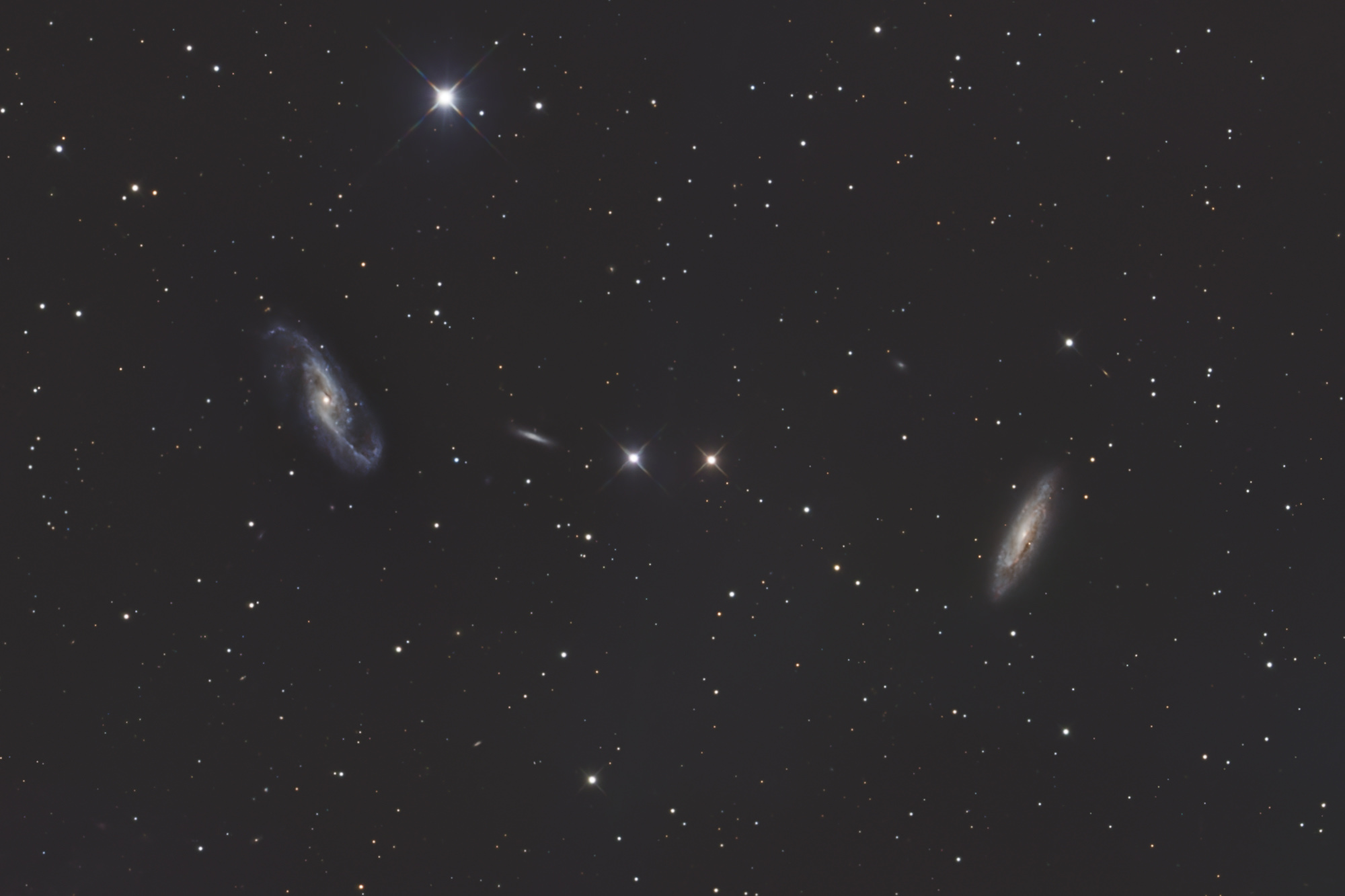 Die Galaxien NGC 4536 links, NGC 4533 in der Mitte und NGC 4527 rechts befinden sich im Sternbild Jungfrau und haben eine hohe Sternentstehungsrate